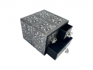 Schränkchen verziert